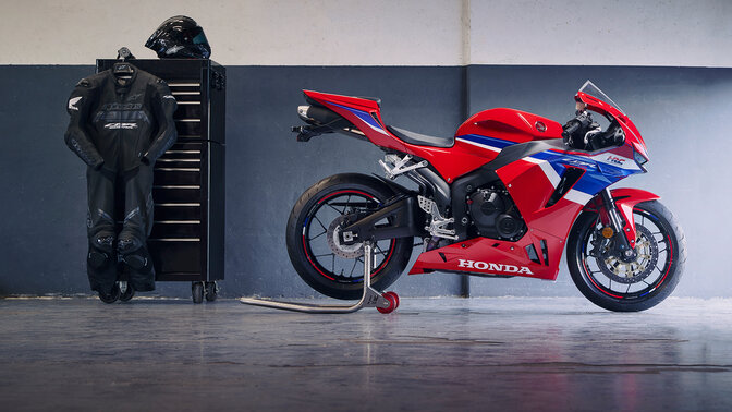Boční pohled na motocykl Honda CL500 v městském prostředí.