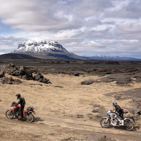 Dynamický snímek modelu Africa Twin s jezdci