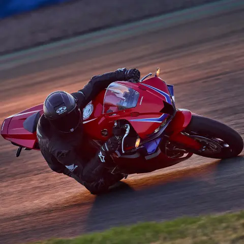 Přilba Kabuto CBR600RR pro rok 2025